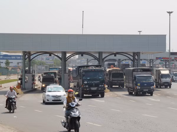 Liên tiếp các vụ xe tải đâm vào trạm thu phí cầu Đồng Nai ảnh 1