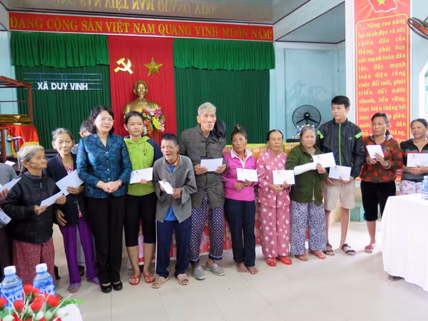 Phó Chủ tịch nước đến thăm người dân vùng lũ tỉnh Quảng Ngãi ảnh 1