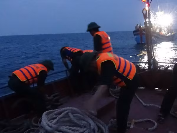 Kịp thời đưa ​một ngư dân bị tai nạn trên biển vào bờ cấp cứu ảnh 1