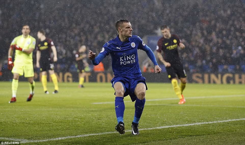Premier League: Leicester vùi dập Man City, Arsenal lên ngôi đầu ảnh 1