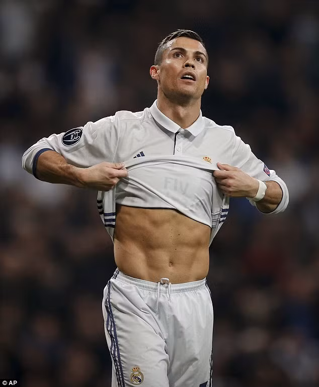Cận cảnh người tình xinh đẹp cổ vũ cho Cristiano Ronaldo thi đấu ảnh 6