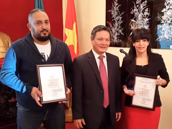 Trao giải thưởng thông tin đối ngoại cho hai nhà báo Algeria ảnh 1