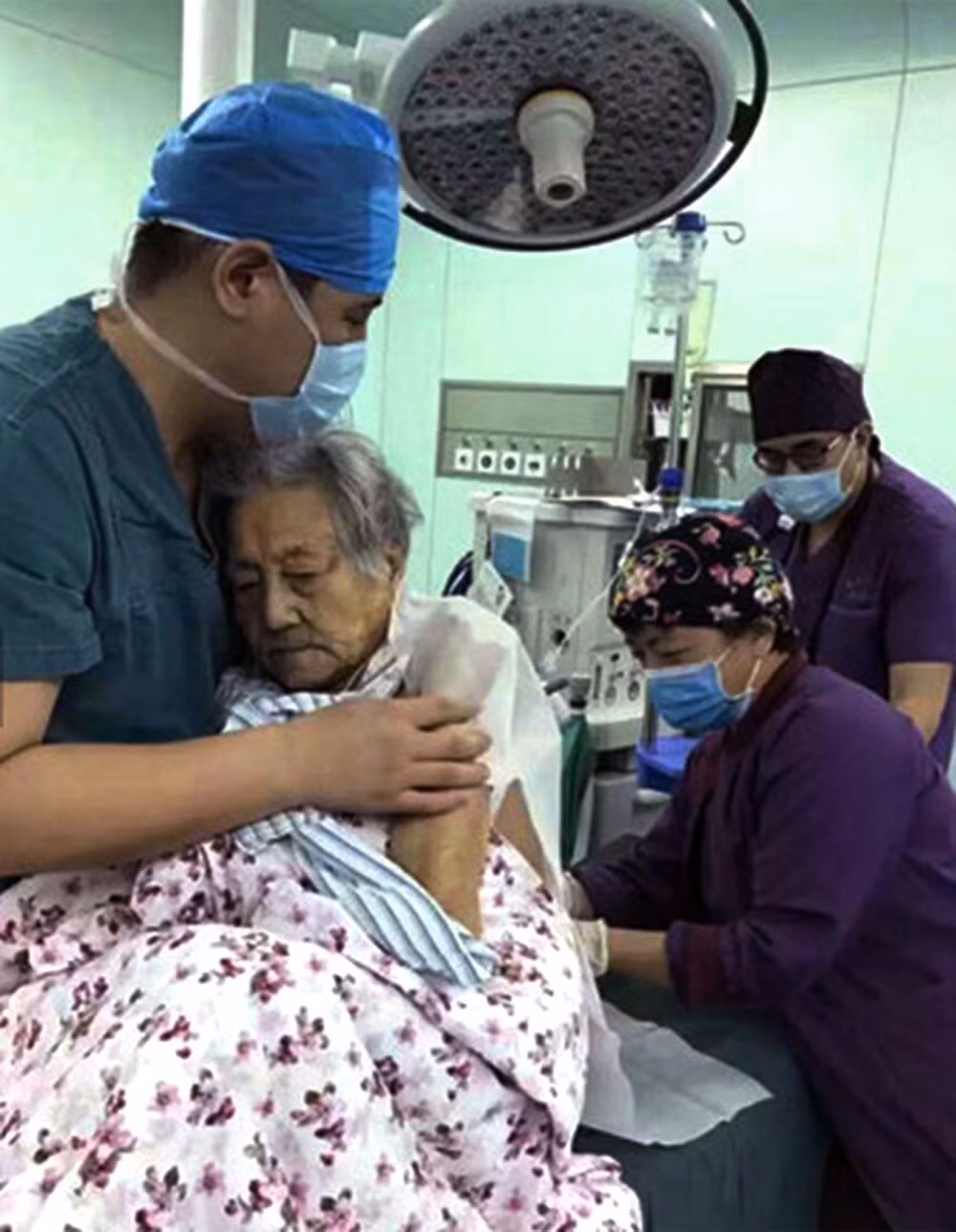 Cảm động hình ảnh bác sỹ ôm chặt động viên bệnh nhân khi gây mê ảnh 2