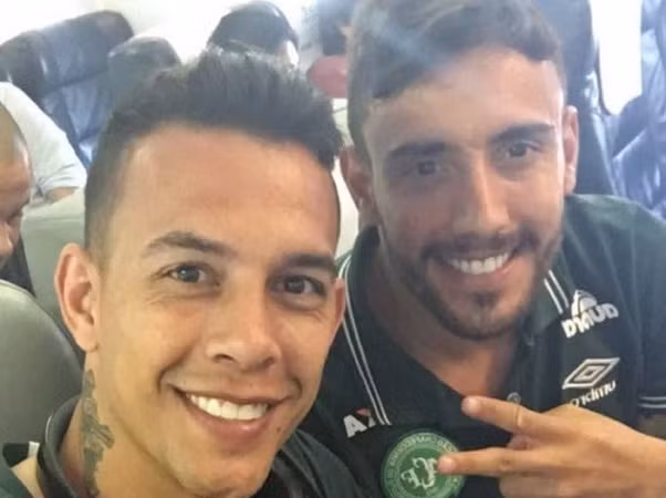 Bốn cầu thủ thoát chết trong vụ máy bay chở đội bóng Brazil gặp nạn ảnh 1