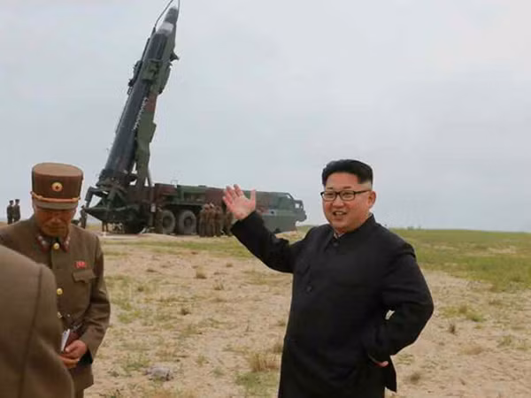 Nhà lãnh đạo Triều Tiên Kim Jong-un thị sát đơn vị quân đội ảnh 1