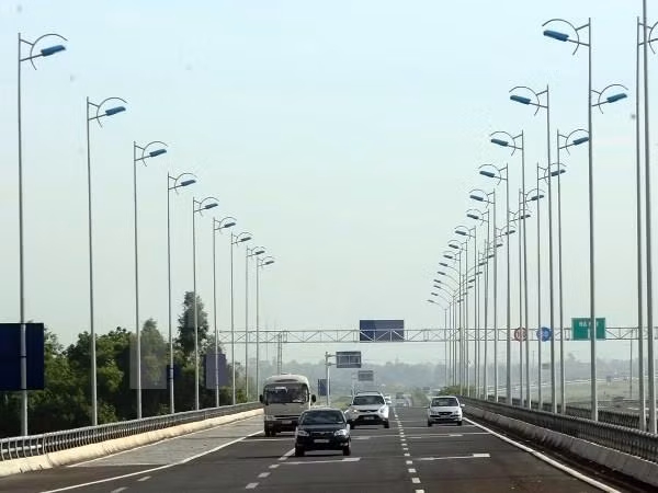 Lập biên bản xe khách Ninh Bình 29 chỗ nhồi nhét tới 64 người ảnh 1