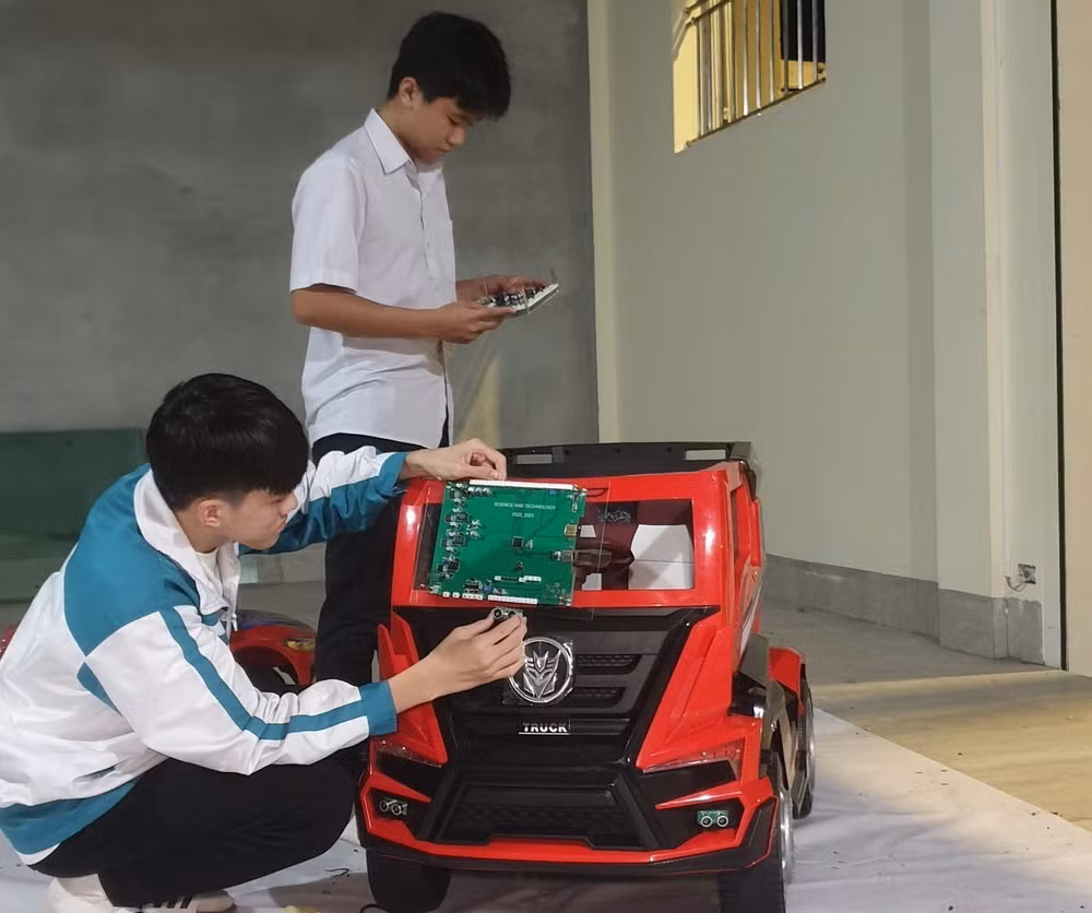 Học sinh sáng chế hệ thống phát hiện và cảnh báo điểm mù trên xe tải ảnh 1
