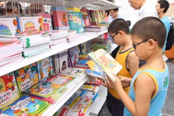 Cùng “Khám phá tri thức-chia sẻ niềm vui” với sách ảnh 1