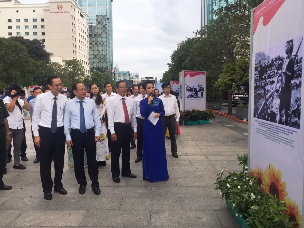 Triển lãm ảnh TP.HCM thực hiện lời kêu gọi thi đua ái quốc ảnh 1