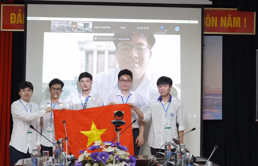 Dịch COVID-19, đội tuyển Olympic Toán quốc tế phải chia hai điểm thi ảnh 2
