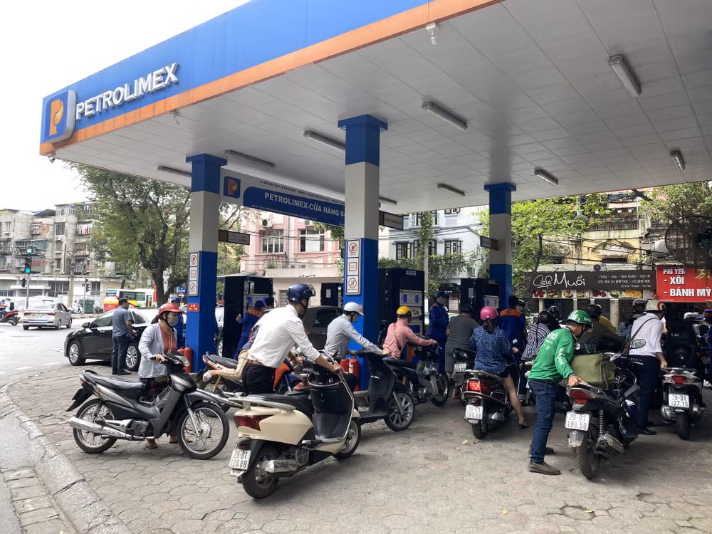 Tăng lần thứ 3 liên tiếp, xăng RON95-III vượt 14.000 đồng mỗi lít ảnh 1