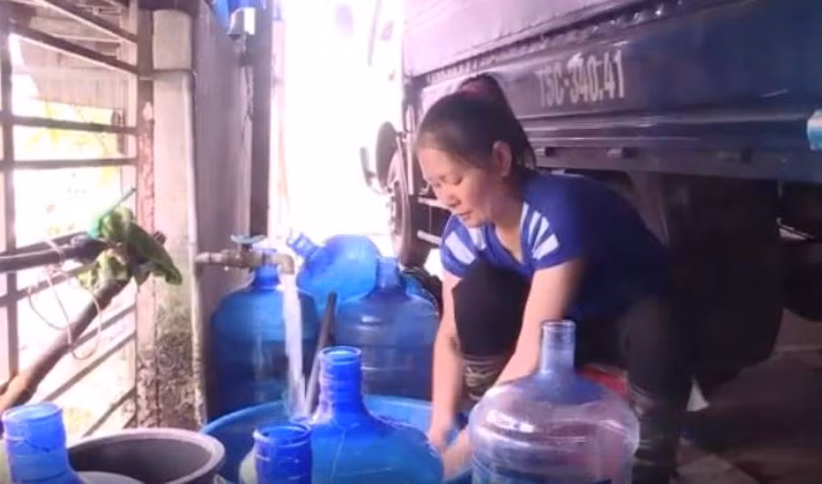 Kinh hãi sản xuất nước uống đóng bình từ mương nước thải sinh hoạt ảnh 1