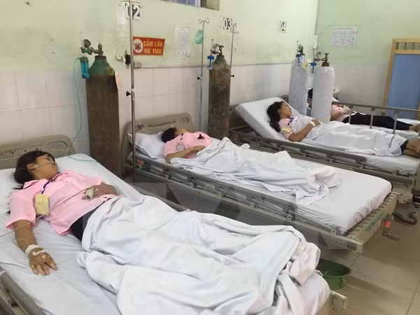 Bến Tre: Nhiều công nhân nhập viện nghi do ngộ độc thực phẩm ảnh 1