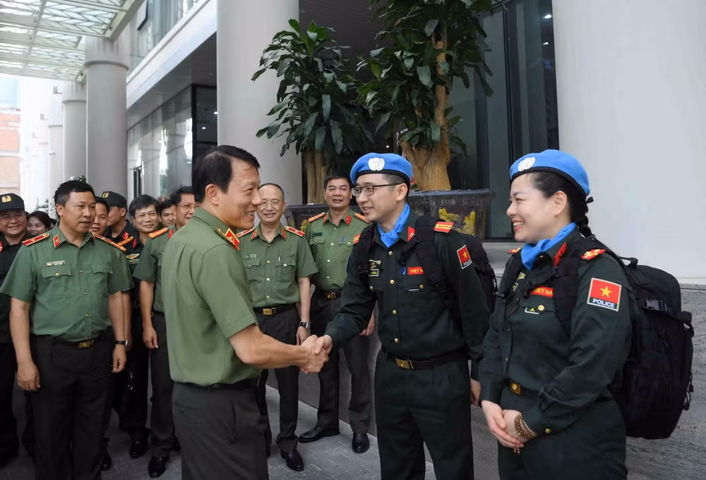ttxvn_them_2_si_quan_cand_di_thuc_hien_nhiem_vu_gin_giu_hoa_binh_lien_hop_quoc.jpg