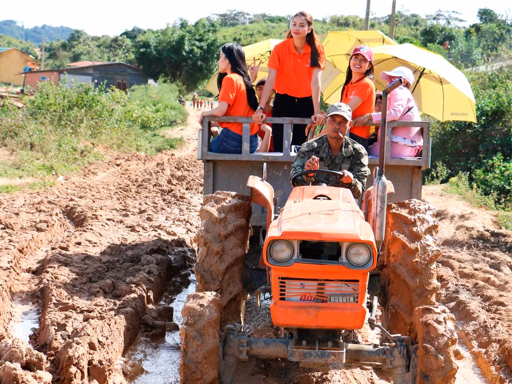 Dàn Hoa hậu Hoàn vũ “cưỡi” máy cày đi trao quà cho người nghèo ảnh 1