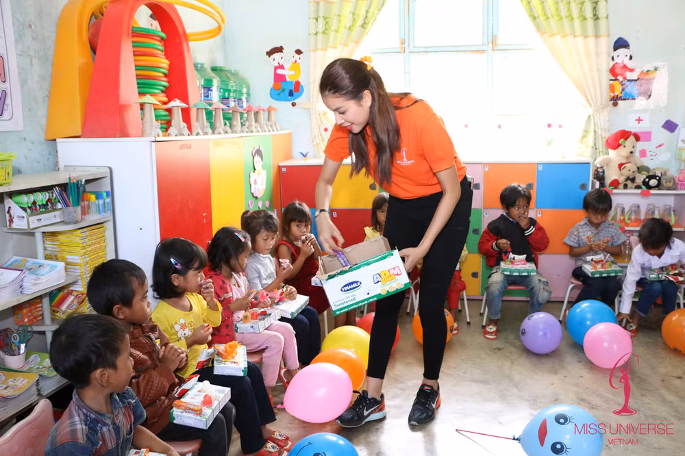 Dàn Hoa hậu Hoàn vũ “cưỡi” máy cày đi trao quà cho người nghèo ảnh 9