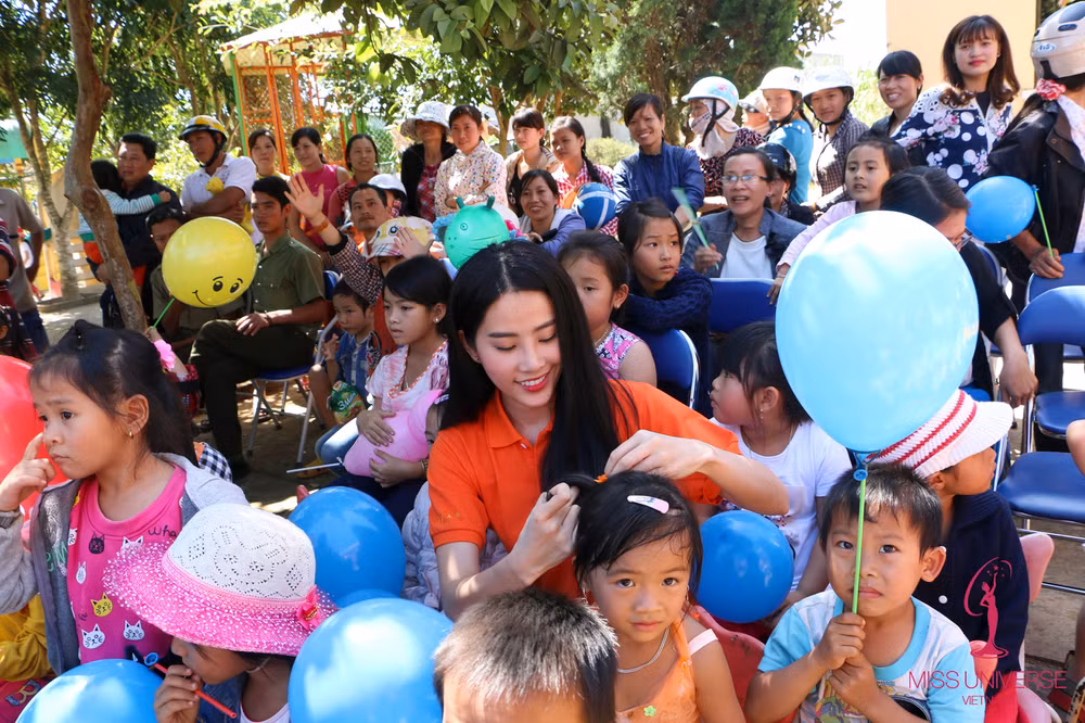 Dàn Hoa hậu Hoàn vũ “cưỡi” máy cày đi trao quà cho người nghèo ảnh 6