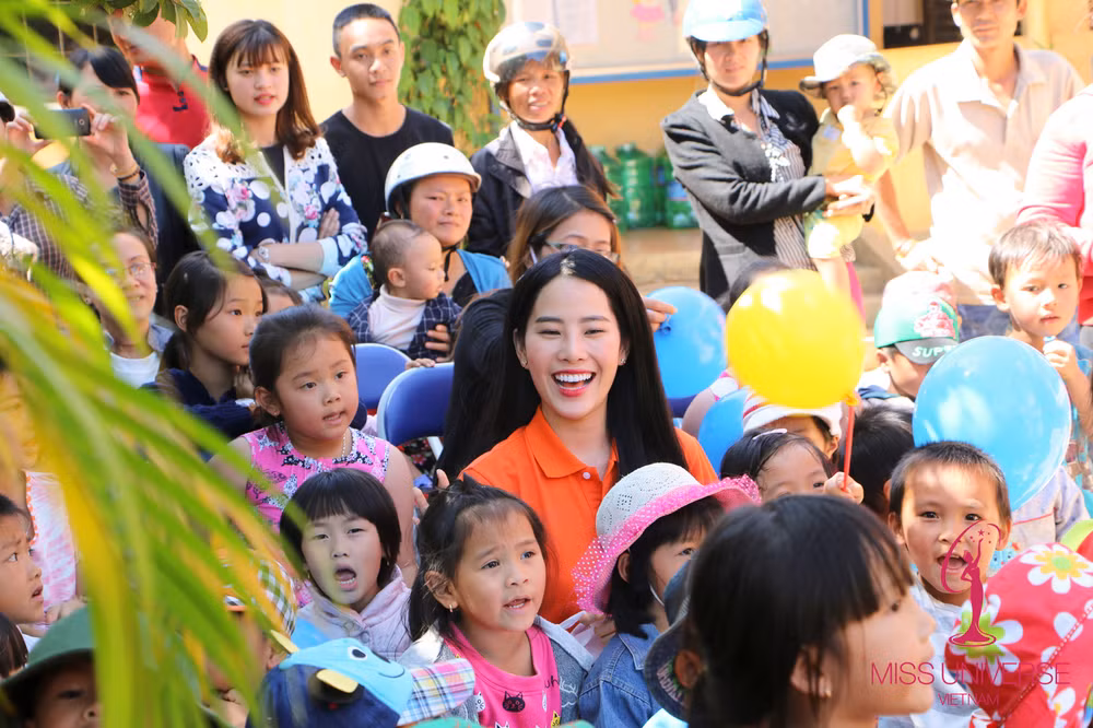 Dàn Hoa hậu Hoàn vũ “cưỡi” máy cày đi trao quà cho người nghèo ảnh 3