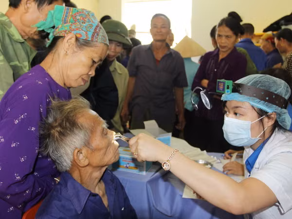Gần 4 triệu người nghèo cần được hỗ trợ mua bảo hiểm y tế ảnh 1
