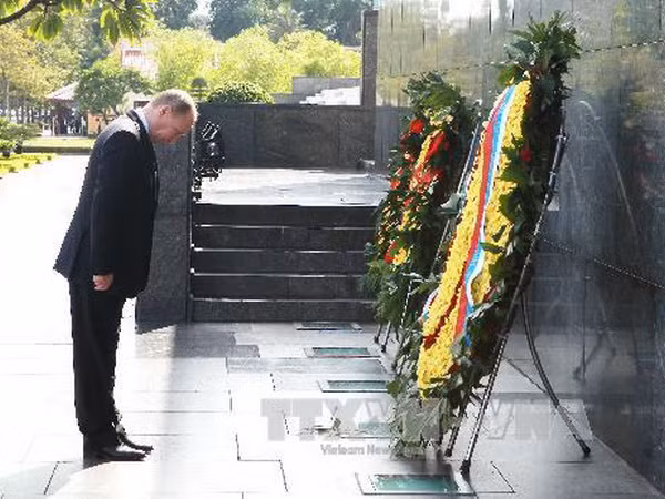 Hình ảnh Tổng thống Putin viếng lăng Bác và các Anh hùng liệt sỹ ảnh 2