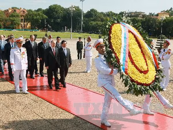 Hình ảnh Tổng thống Putin viếng lăng Bác và các Anh hùng liệt sỹ ảnh 1