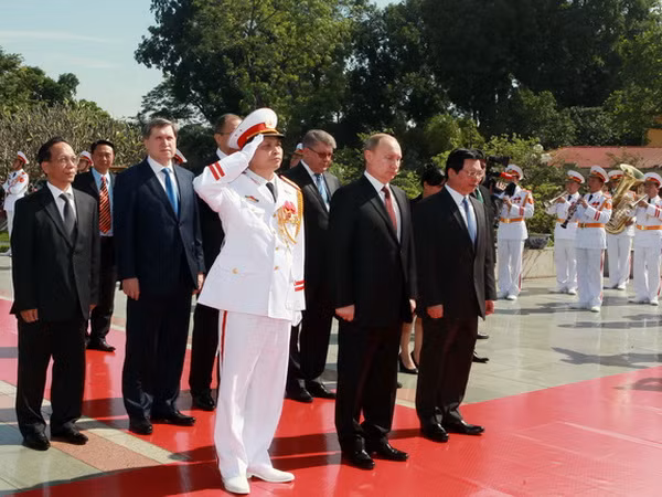 Hình ảnh Tổng thống Putin viếng lăng Bác và các Anh hùng liệt sỹ ảnh 4