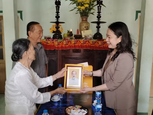 Phó Chủ tịch nước thăm mẹ Việt Nam Anh hùng tại tỉnh Bến Tre ảnh 1