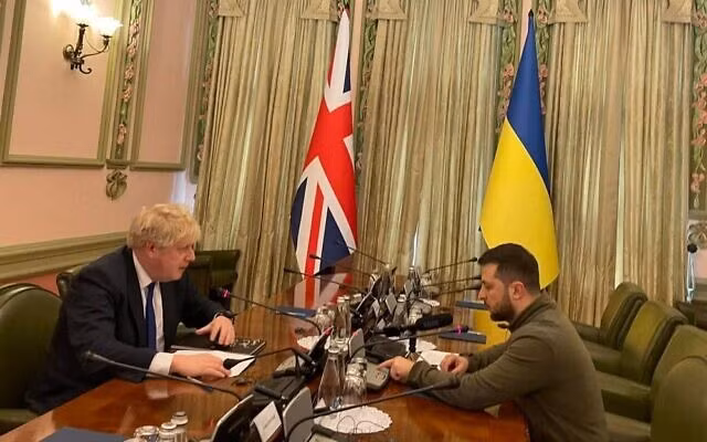 Thủ tướng Anh tới Kiev, tuyên bố viện trợ vũ khí nóng cho Ukraine ảnh 1