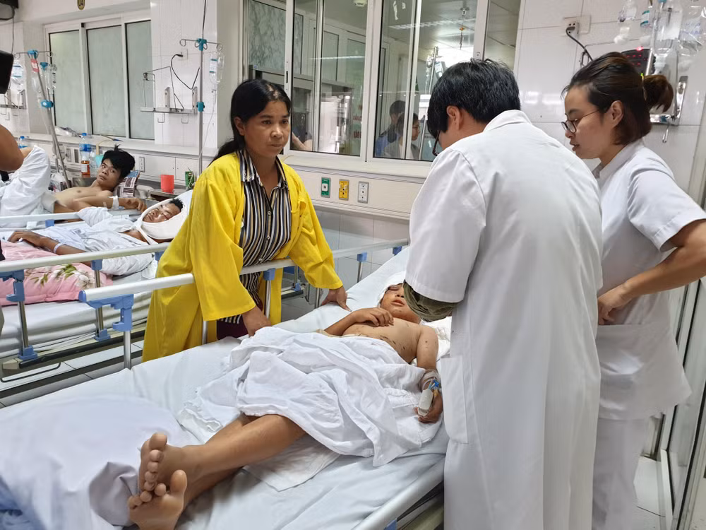 Trẻ 12 tuổi bị lột da đầu, mất hoàn toàn 2 tai do chó cắn ảnh 1