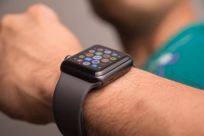 Một người đàn ông ở Anh may mắn thoát chết nhờ Apple Watch ảnh 1
