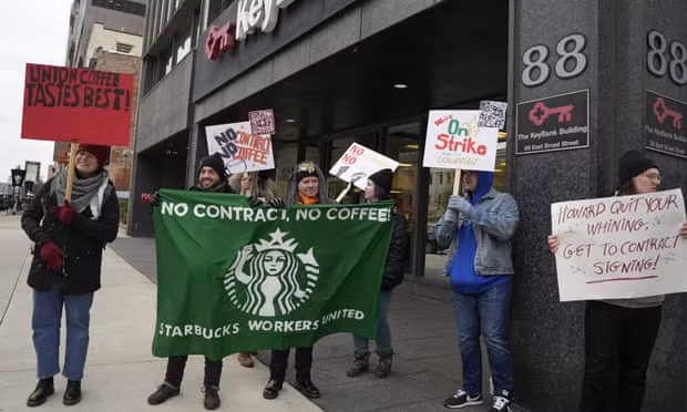 Nhân viên Starbucks tại Mỹ đình công đòi tăng lương ảnh 1