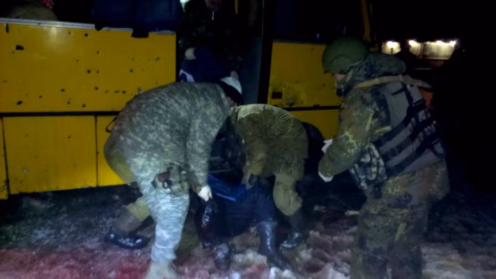 OSCE điều tra vụ tấn công xe buýt đẫm máu ở miền Đông Ukraine ảnh 1