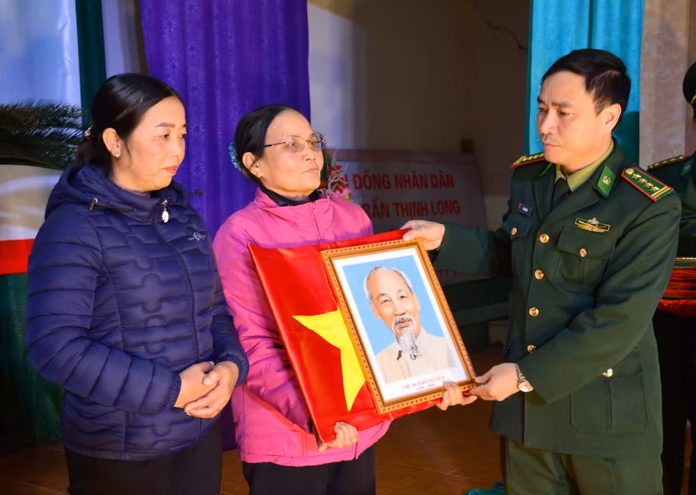 Tặng cờ Tổ quốc, ảnh Bác Hồ và phao cứu sinh cho ngư dân Nam Định ảnh 1