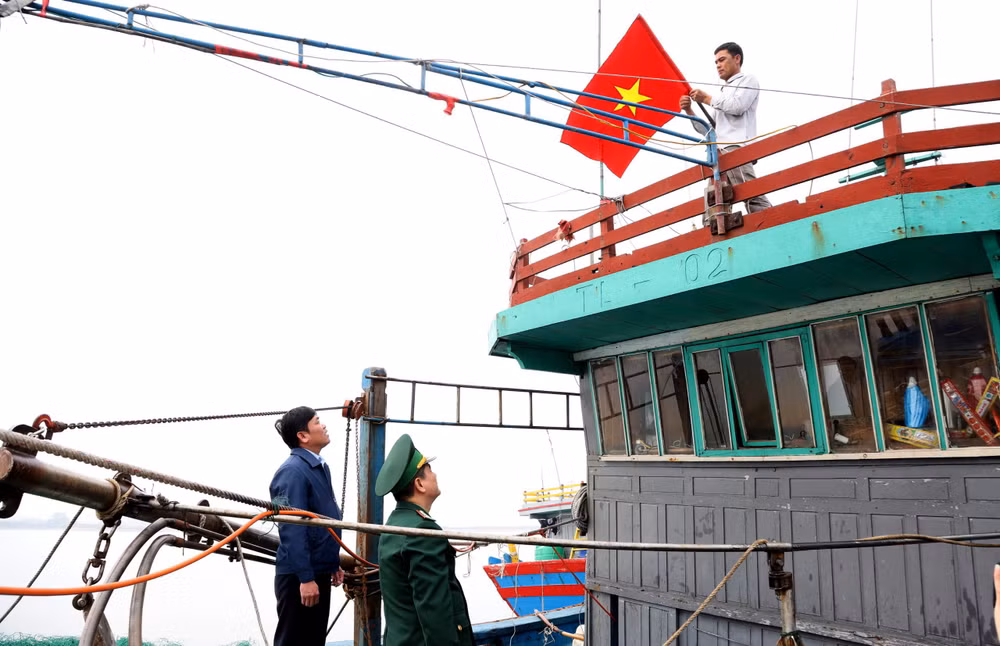 Tặng cờ Tổ quốc, ảnh Bác Hồ và phao cứu sinh cho ngư dân Nam Định ảnh 2