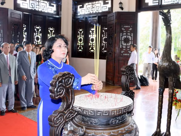 Dâng hương kỷ niệm 105 năm Ngày sinh đồng chí Phạm Hùng ảnh 1