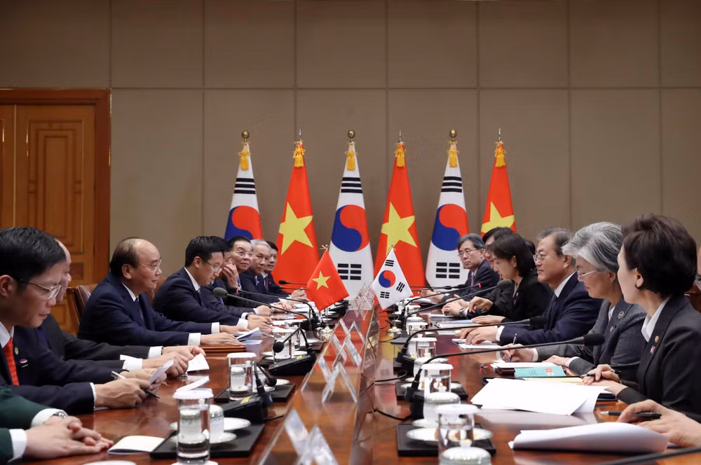 Thủ tướng Nguyễn Xuân Phúc hội đàm với Tổng thống Hàn Quốc Moon Jae-in ảnh 1