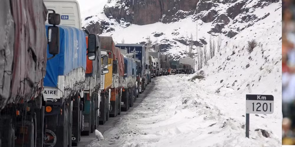 Bão tuyết dữ dội khiến hàng trăm người mắc kẹt trên núi Andes ảnh 1