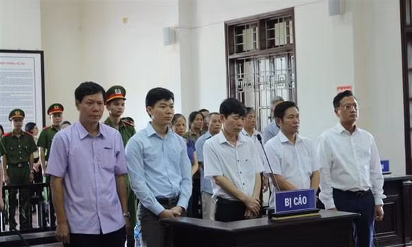 Vụ sự cố chạy thận: Y án với nguyên Giám đốc Bệnh viện Hòa Bình ảnh 1