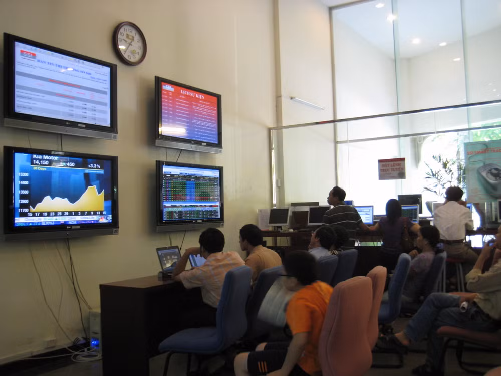 Ảnh hưởng của corona: Chứng khoán ‘đỏ sàn’, VN-Index dọa phá mốc 900 ảnh 1