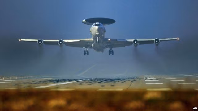 NATO xem xét sử dụng máy bay do thám AWACS để chống IS ảnh 1