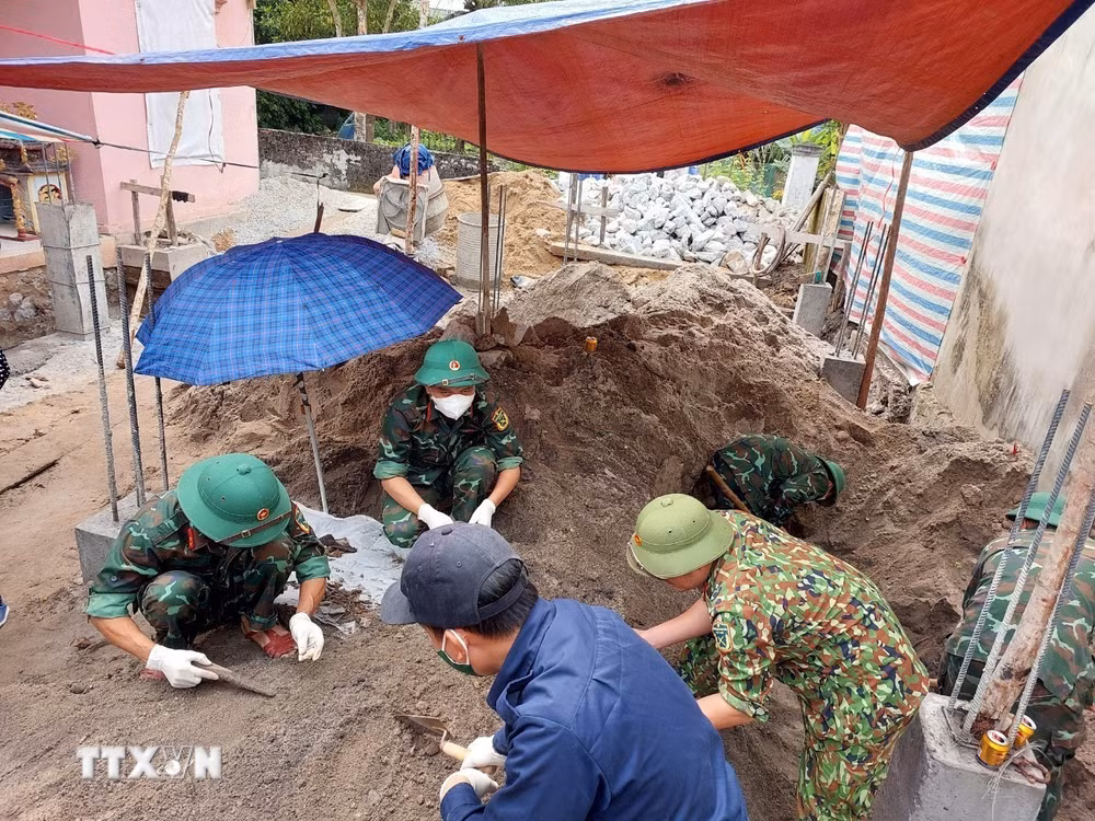 Công tác tìm kiếm, quy tập hài cốt liệt sỹ. (Nguồn: TTXVN) ttxvn-hai-cot-liet-sy-0104-4110.jpg