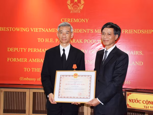 Trao tặng Huân chương Hữu nghị cho nguyên Đại sứ Thái Lan tại Việt Nam ảnh 1