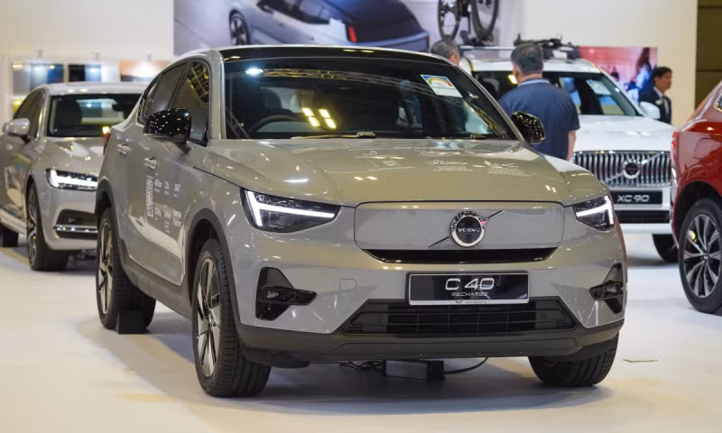 volvo xc30.jpg