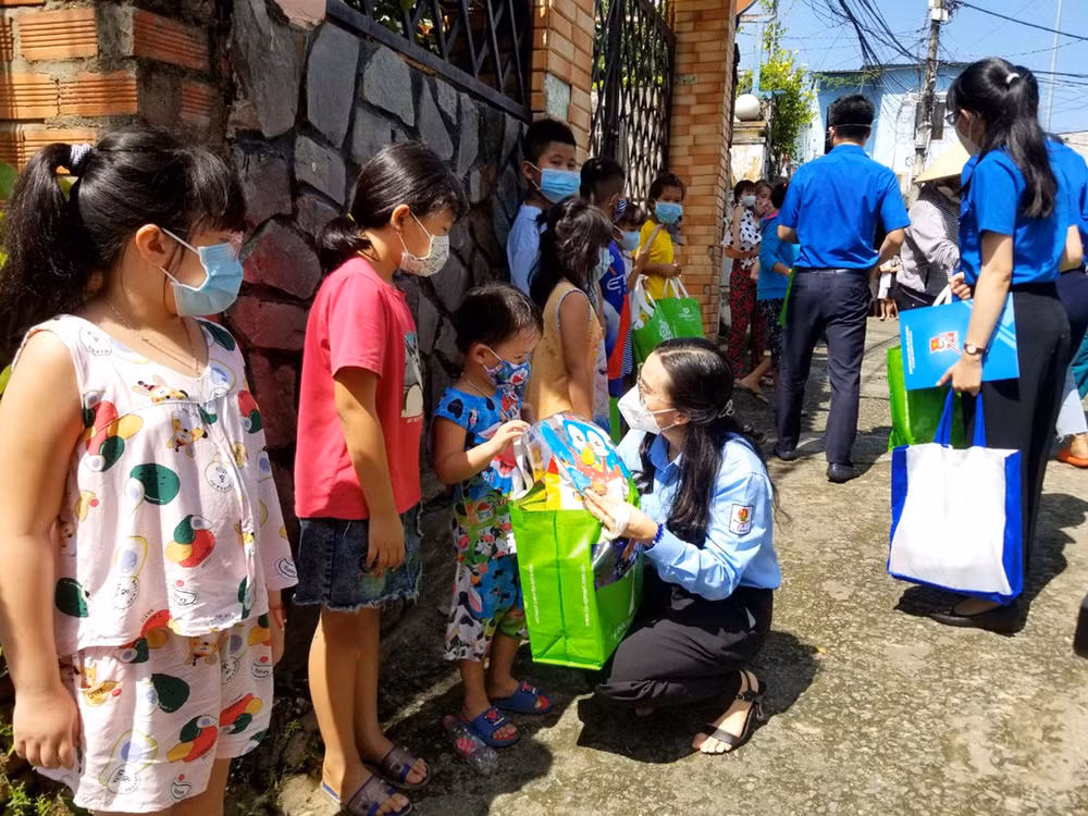 TP.HCM: Nhiều phần quà Trung thu đến với trẻ em khó khăn ảnh 1