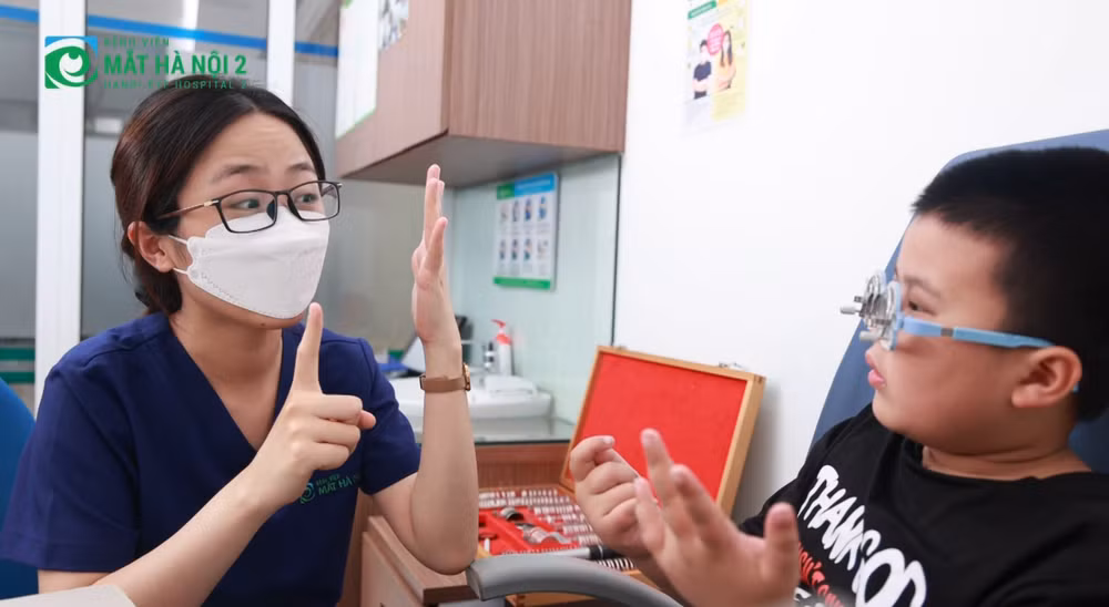 Kiểm soát cận thị tiến triển cho con cần sự thức tỉnh của bố mẹ ảnh 2