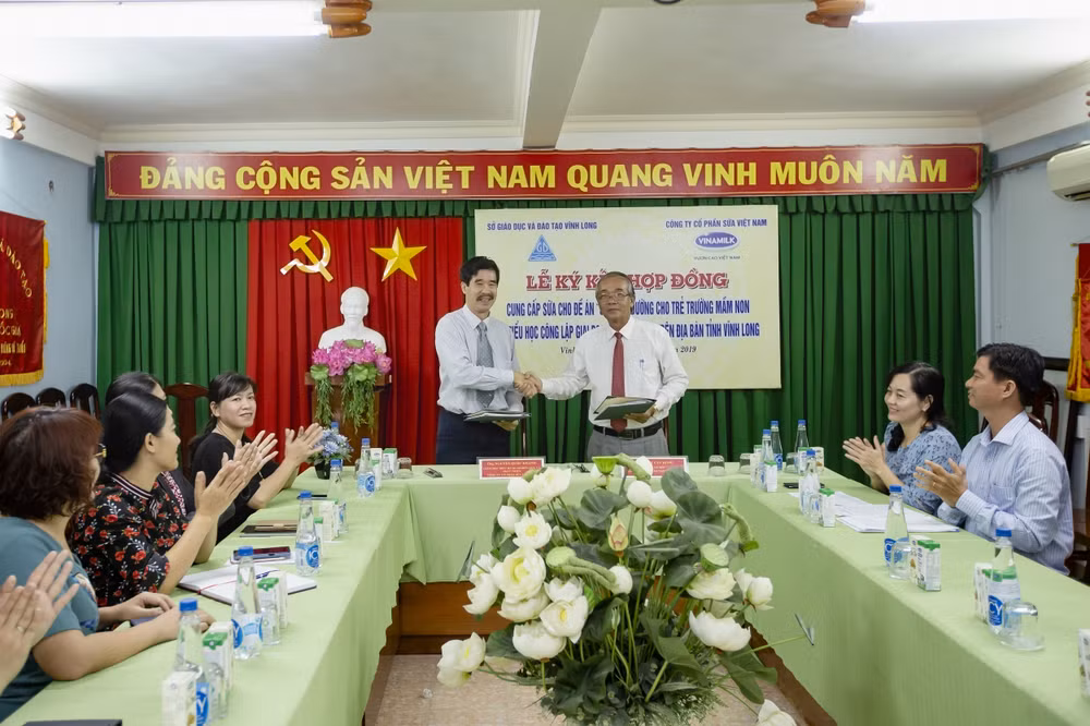 Tỉnh Vĩnh Long và Vinamilk cùng triển khai chương trình sữa học đường ảnh 1