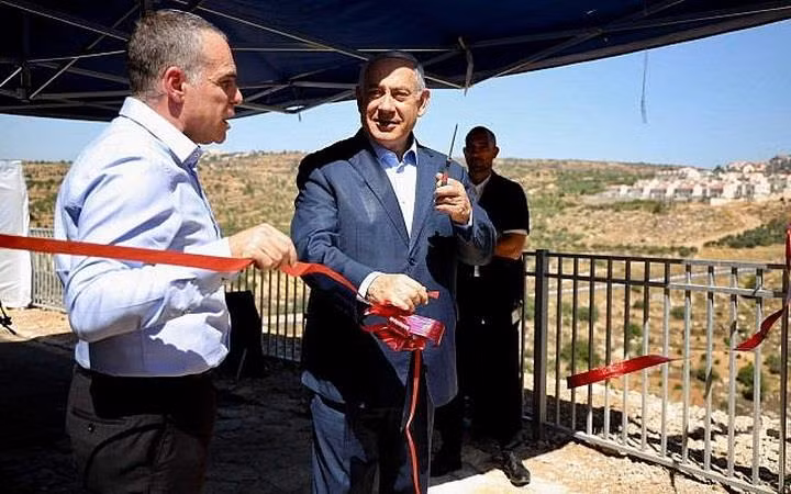 Thủ tướng Israel thăm Bờ Tây, cam kết không dỡ bỏ các khu định cư ảnh 1