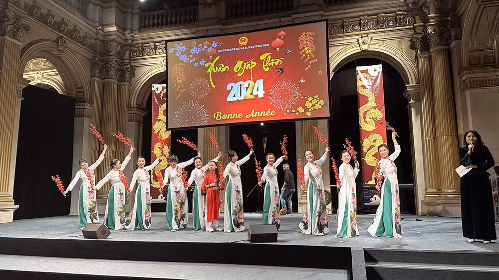 tet co truyen giap thin 2024 tai phap_3.jpeg