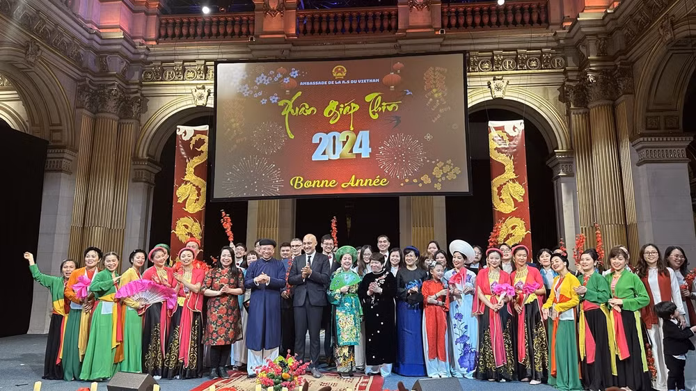 tet co truyen giap thin 2024 tai phap_2.jpeg