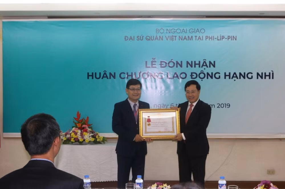 Tập thể ĐSQ Việt Nam tại Philippines đón Huân chương lao động hạng Nhì ảnh 1